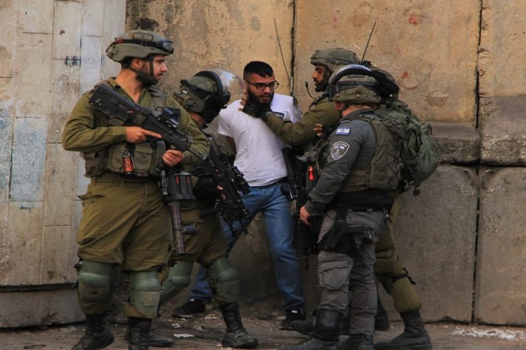 AA-20221013-29149593-29149589-ISRAELI_SOLDIERS_DETAIN_A_PALESTINIAN_IN_HEBRON