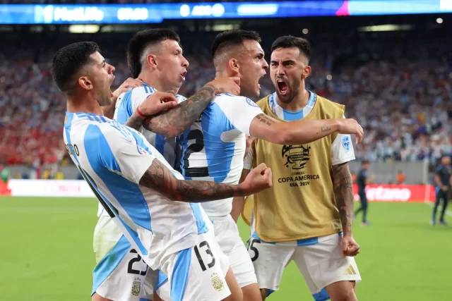 Argentina wins at the end with Lautaro's goal and is the first to qualify for the Quarterfinals