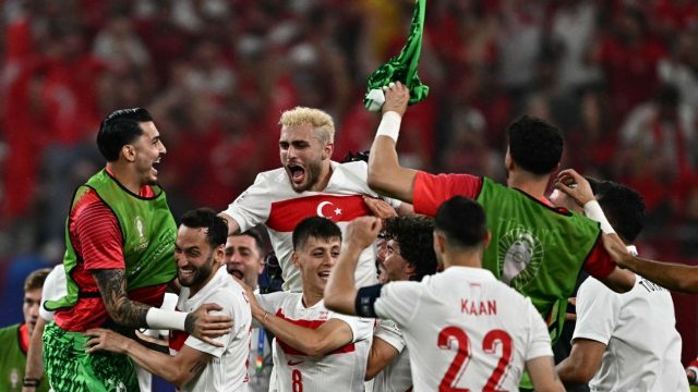 Cenk Tosun winner makes sure of Turkey's qualification against 10-man Czechs