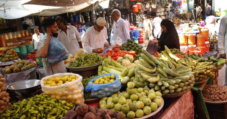 پاکستان میں مہنگائی کی شرح ایک سال میں کم ہو کر 38 سے 11.8 فیصد پر آ گئی