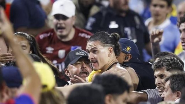 Liverpool's Darwin Núñez in clash with fans after Uruguay match