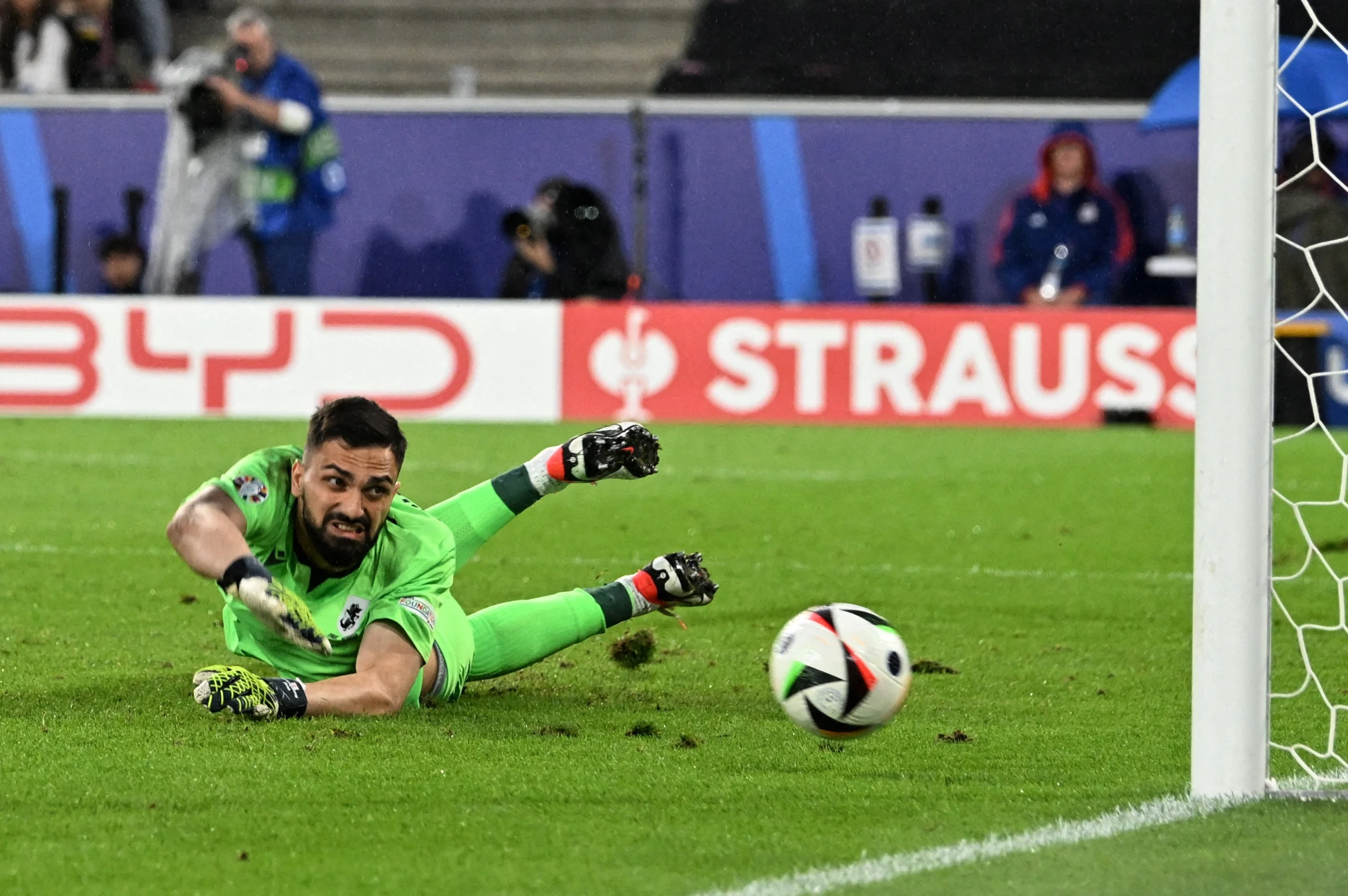 Liverpool have agreed a deal to sign goalkeeper Mamardashvili from Valencia.