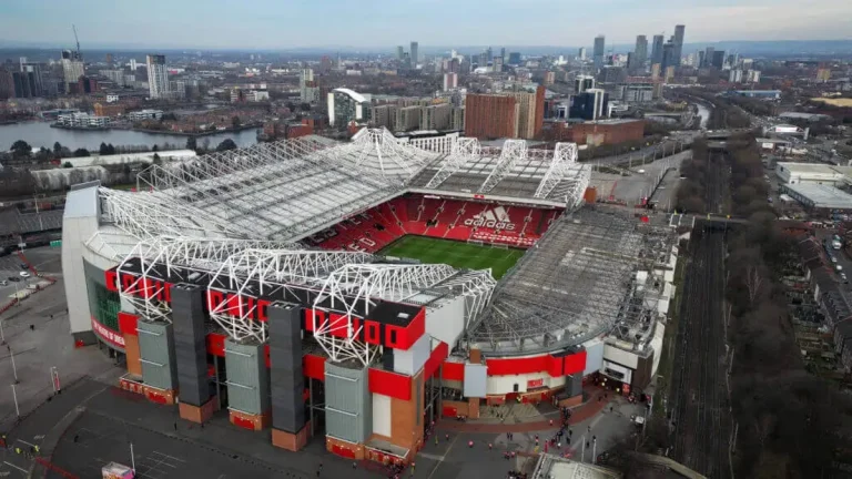 Manchester United are working on plans to build a 100,000-seat stadium at Old Trafford.