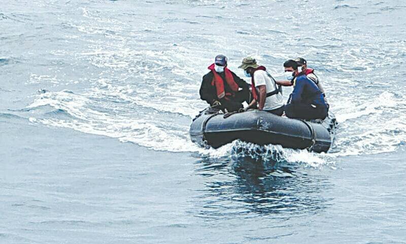 six-visitors-drown-as-boat-capsizes-near-karachi-s-ibrahim-hyderi-1732516086-9183