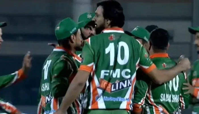 Clifton beat DHA by 7 wickets in the opening match of the Karachi Tape Ball Premier League-YouTube