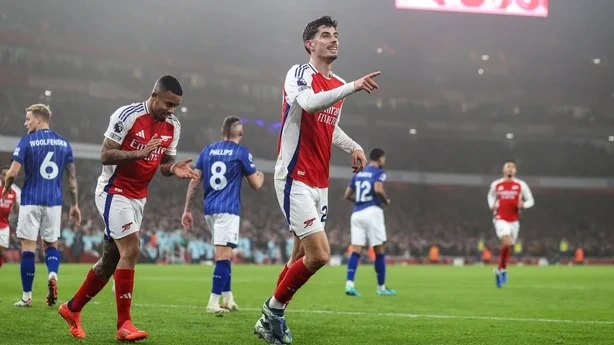 Arsenal edge out Ipswich to move up to second