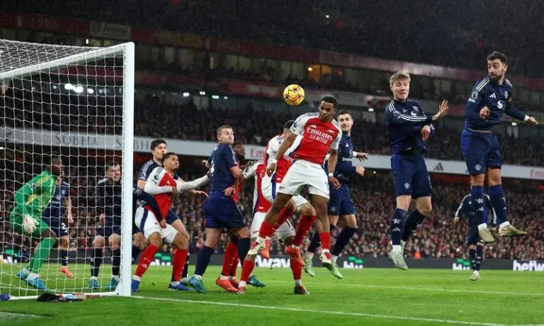 Premier League: Arsenal beat Man Utd to close gap on Liverpool