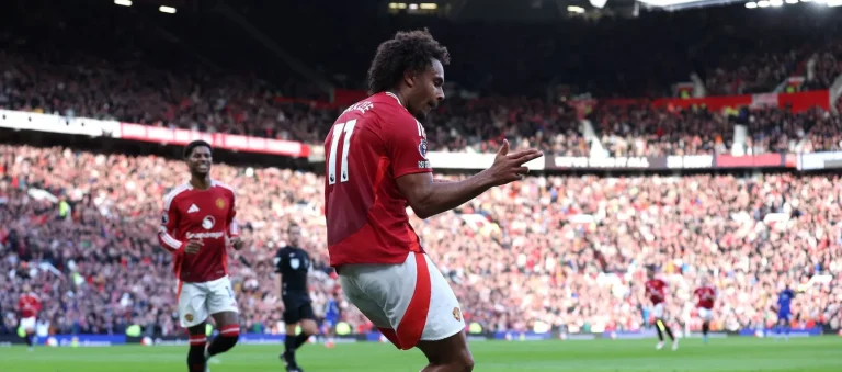 Premier League: Manchester United beat Everton 4-0