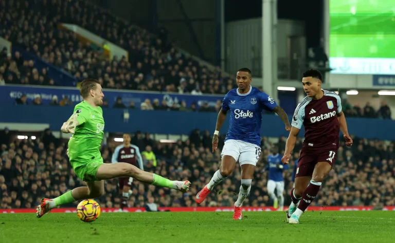 Aston Villa beat Everton to spoil Moyes' return