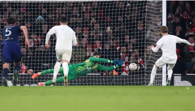 Manchester United beat Arsenal to reach the fourth round of the FA Cup