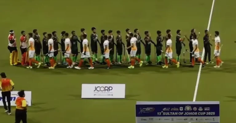 sultan-of-johor-hockey-cup-pakistan-india-match-players-clap-in-traditional-style-X