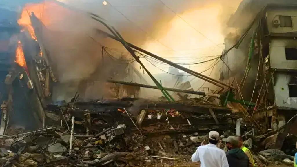 Fears of national tragedy Horrific fire in Karachi's Gul Plaza Death toll rises to 14, more than 70 missing