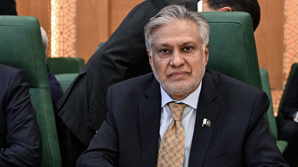 Ishaq Dar active despite minor shoulder fracture, accident while receiving Egyptian Foreign Minister