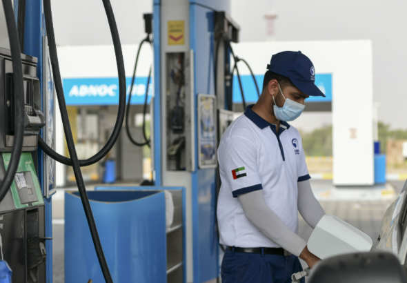 Crowds in UAE, waiting for an hour at pumps before petrol becomes more expensive