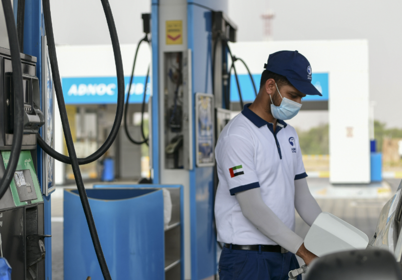 Crowds in UAE, waiting for an hour at pumps before petrol becomes more expensive