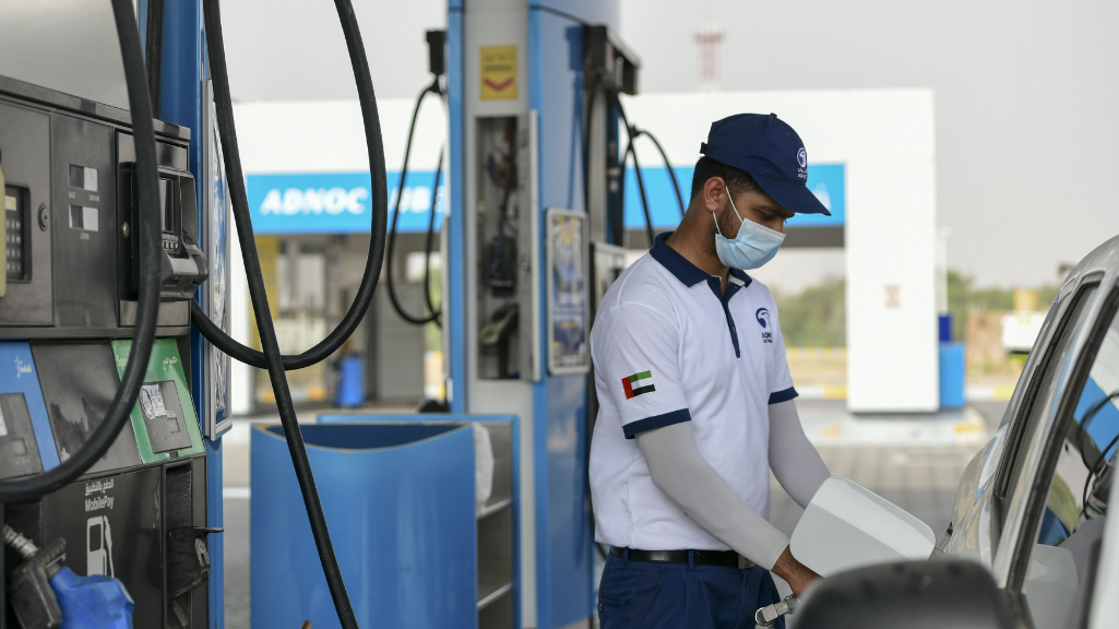 Crowds in UAE, waiting for an hour at pumps before petrol becomes more expensive
