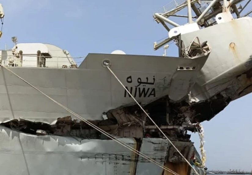 Two ships collide off the coast of Karachi, several containers fall into the sea, investigation begins
