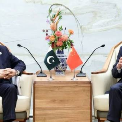 اسحاق ڈار اور وانگ ای کی اہم ملاقات، پاکستان اور چین نے دوطرفہ تعاون مزید مضبوط بنانے پر اتفاق
