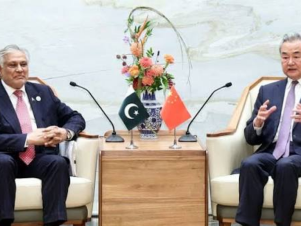 اسحاق ڈار اور وانگ ای کی اہم ملاقات، پاکستان اور چین نے دوطرفہ تعاون مزید مضبوط بنانے پر اتفاق