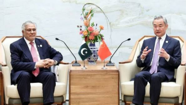 اسحاق ڈار اور وانگ ای کی اہم ملاقات، پاکستان اور چین نے دوطرفہ تعاون مزید مضبوط بنانے پر اتفاق