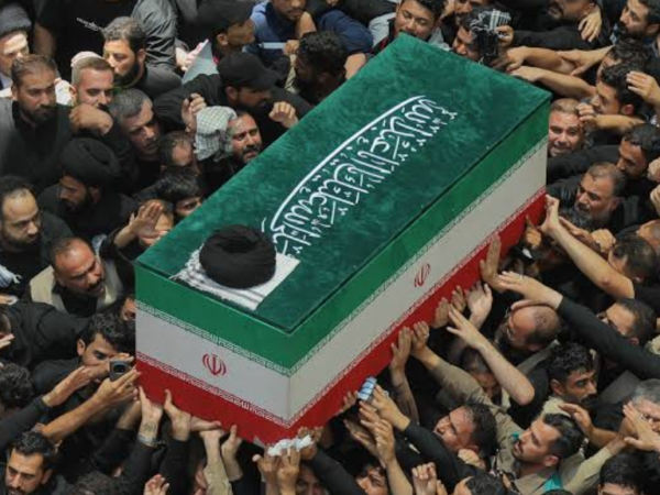 نجف اور کربلا میں آیت اللہ علی خامنہ ای کو شاندار خراجِ عقیدت، لاکھوں سوگوار آخری رسومات میں شریک
