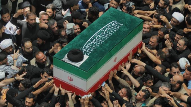 نجف اور کربلا میں آیت اللہ علی خامنہ ای کو شاندار خراجِ عقیدت، لاکھوں سوگوار آخری رسومات میں شریک