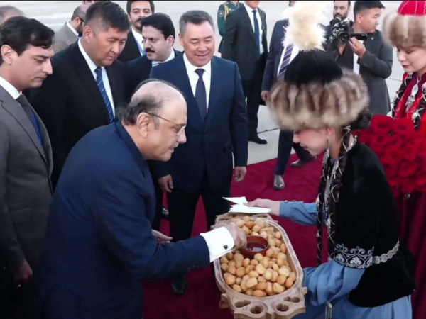 صدر زرداری کا کرغزستان میں عطا بیت میموریل کمپلیکس کا دورہ، قومی ہیروز کو خراج عقیدت