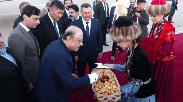صدر زرداری کا کرغزستان میں عطا بیت میموریل کمپلیکس کا دورہ، قومی ہیروز کو خراج عقیدت