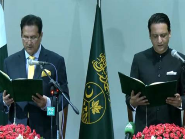 اے جے کے کی نئی حکومت کا آغاز، افتخار گیلانی نے وزارتِ عظمیٰ کا حلف اٹھا لیا