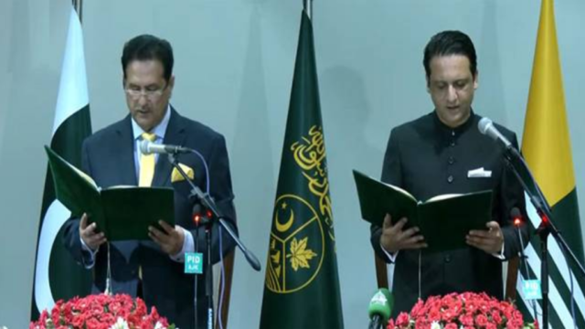 اے جے کے کی نئی حکومت کا آغاز، افتخار گیلانی نے وزارتِ عظمیٰ کا حلف اٹھا لیا