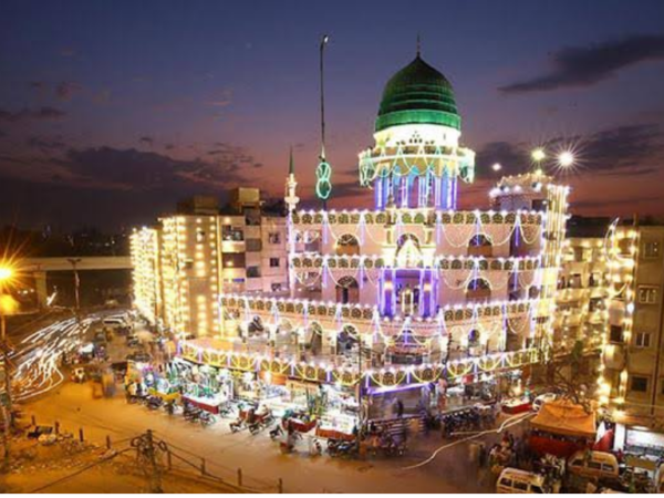پاکستان میں جشن میلادالنبی ﷺ، گلیاں چراغاں اور مساجد درود و سلام سے گونج اٹھیں ، سیاسی قیادت کا سیرتِ نبوی ﷺ پر عمل کا پیغام