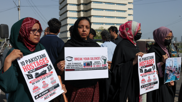 10 پاکستانی 4 ماہ سے قزاقوں کے قبضے میں، اہلخانہ نے حکومت کو بھوک ہڑتال کی دھمکی دے دی