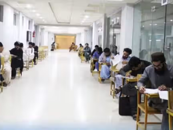 پاکستان میں زیر تعلیم افغان میڈیکل طلبہ کی واپسی کا حکم، نئے داخلوں پر پابندی