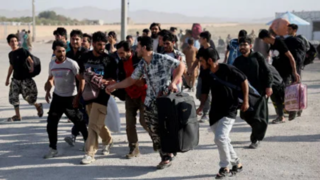 ایران سے افغانستان واپسی کا نیا سلسلہ، جنگ اور مہنگائی نے حالات بدل دیے