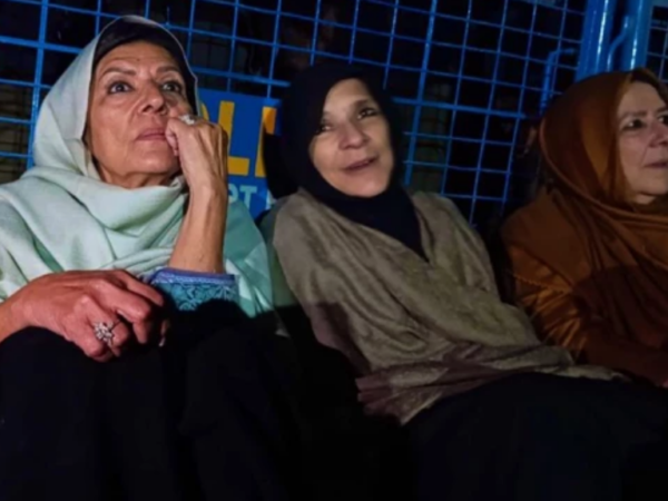 عمران خان کی بہنوں عظمٰی اور نورین کو نامعلوم مقام پر منتقل کرنے کا دعویٰ، پی ٹی آئی سراپا احتجاج