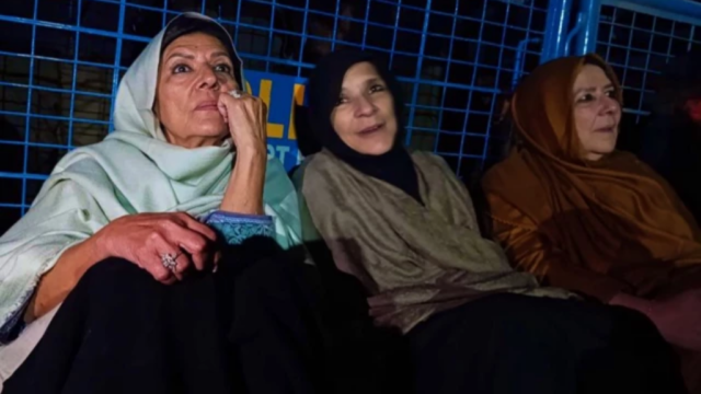 عمران خان کی بہنوں عظمٰی اور نورین کو نامعلوم مقام پر منتقل کرنے کا دعویٰ، پی ٹی آئی سراپا احتجاج