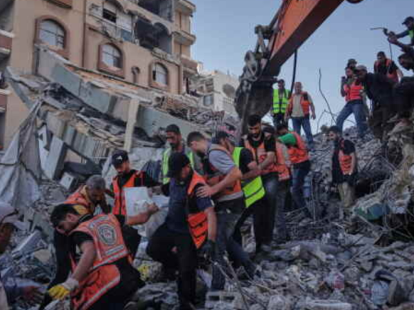 غزہ میں جنگ سے تباہ حال عمارت اچانک زمین بوس، 6 بچوں سمیت 20 فلسطینی جاں بحق