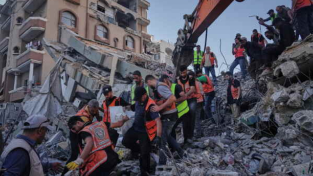 غزہ میں جنگ سے تباہ حال عمارت اچانک زمین بوس، 6 بچوں سمیت 20 فلسطینی جاں بحق