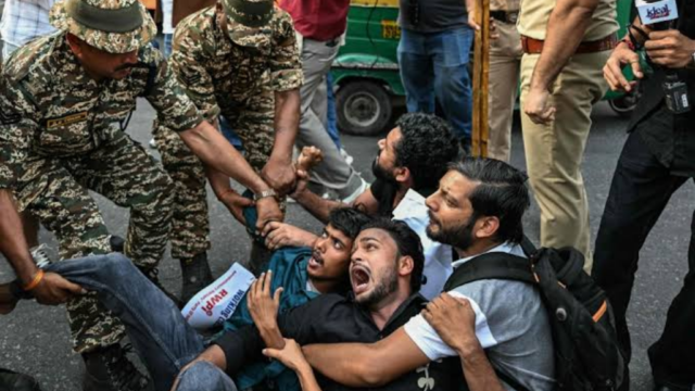 ووٹر لسٹوں میں مبینہ بے ضابطگیاں، بھارت میں کاکروچ تحریک کے رہنماؤں کی گرفتاری، چیف الیکشن کمشنر سے استعفے کا مطالبہ