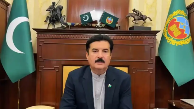 خیبر پختونخوا میں پولیس کی تنخواہیں بڑھانے کی تیاری، شہدا کے اہل خانہ کے لیے پیکیج بھی زیرِ غور