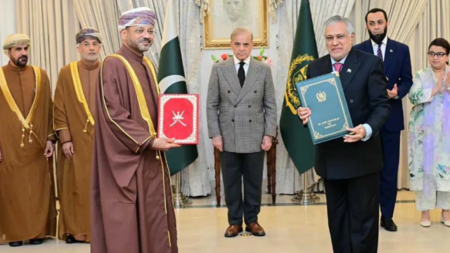 پاکستان اور عمان کے درمیان چھ اہم معاہدے، ویزا استثنیٰ اور آئی ٹی تعاون بھی شامل