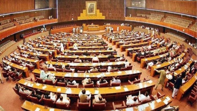 خیبر پختونخوا میں ہنگامی اقدامات پر پارلیمنٹ میں تشویش، حکومت سے جواب طلب