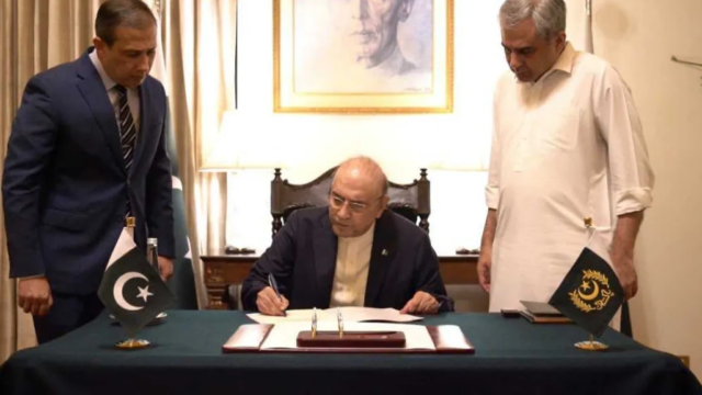 صدر زرداری کی منظوری، خیبر پختونخوا میں ایمرجنسی نافذ؛ فخر عالم عرفان چیف سیکریٹری مقرر یحییٰ اخونزادہ کی خدمات صوبے کے سپرد