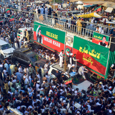 اسلام آباد کی طرف پی ٹی آئی کا مارچ پھر شروع، ریڈ زون کے دروازے محدود، عمران خان کی رہائی کا مطالبہ