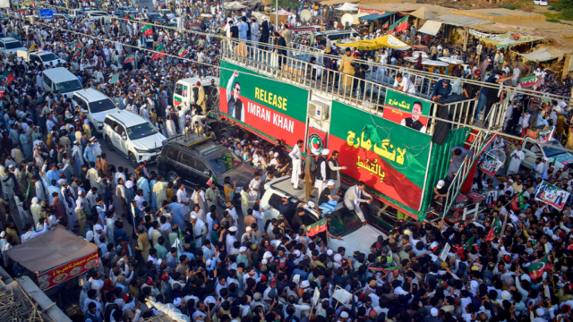 اسلام آباد کی طرف پی ٹی آئی کا مارچ پھر شروع، ریڈ زون کے دروازے محدود، عمران خان کی رہائی کا مطالبہ