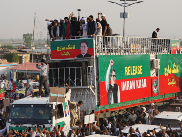 عمران خان کی رہائی کے لیے سڑکوں پر احتجاج، پی ٹی آئی نے مارچ کی حکمت عملی بدل دی