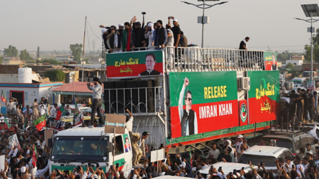 عمران خان کی رہائی کے لیے سڑکوں پر احتجاج، پی ٹی آئی نے مارچ کی حکمت عملی بدل دی
